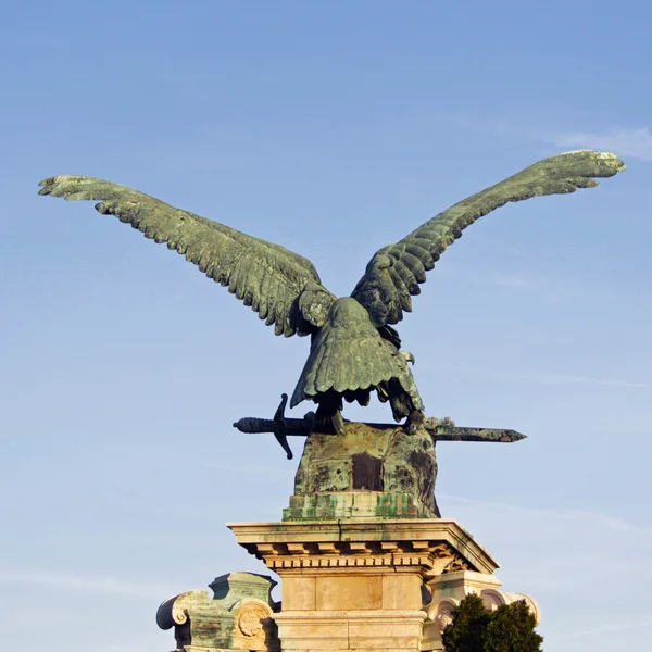 Statue d'aigle en bronze au château de Buda à Budapest, Hongrie . — Photo