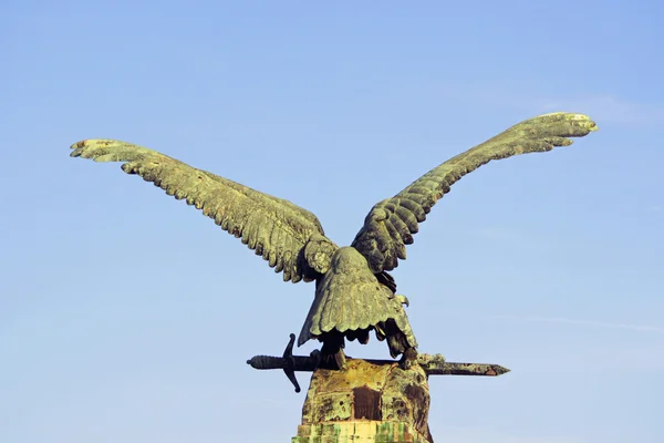 Статуя бронзового орла на замку Буда в Будапешті, Угорщина. — стокове фото