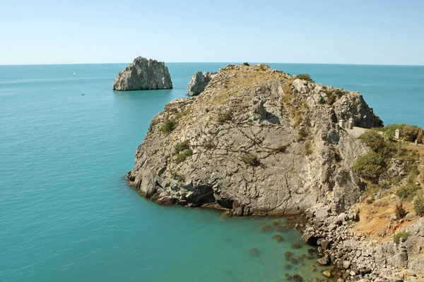 Crimée montagnes et Mer Noire paysage, baie azur, bonne journée ensoleillée — Photo