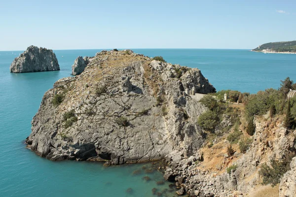 Crimée montagnes et Mer Noire paysage, baie azur, bonne journée ensoleillée — Photo