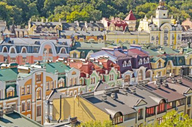 Cityscape Kiev güzel modern renkli evlerin