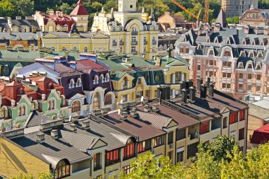 Cityscape Kiev güzel modern renkli evlerin