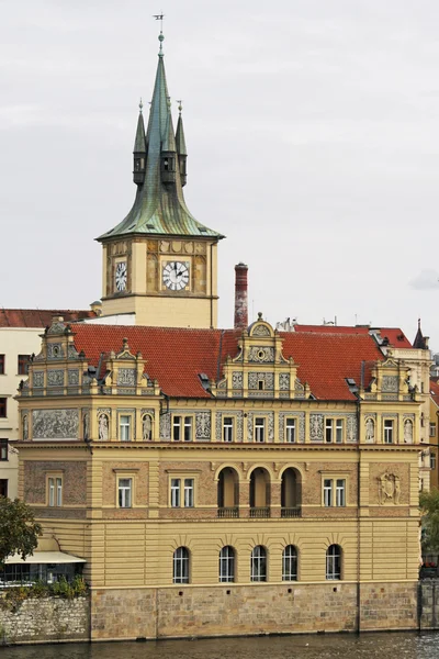 Reloj cerca del Puente de Carlos, Vlatava, Praga República Checa —  Fotos de Stock