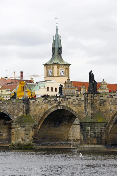 Pedestrians only Charles Bridge (a.k.a. Stone Bridge, Kamenny most, Prague Bridge, Prazhski most) over Vltava river in Prague, — Stock Photo, Image