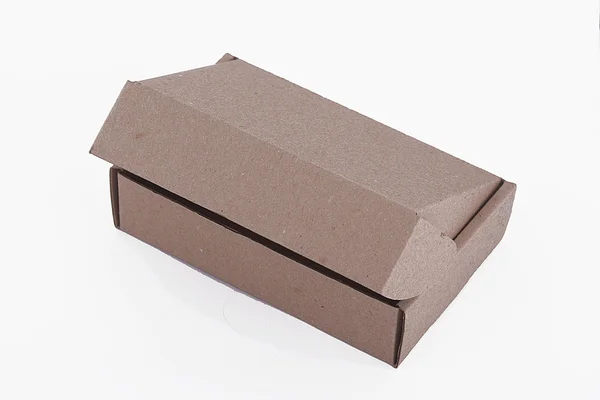 흰색 배경에 회색 골 판지 상자 — 스톡 사진