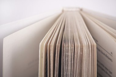 Beyaz bir arka plan üzerinde dikey olarak kitabın sayfalarını açın