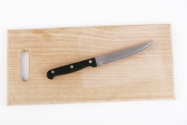 Beyaz arka plan üzerinde izole bir ahşap kesme tahtası üzerinde bir mutfak bıçağı