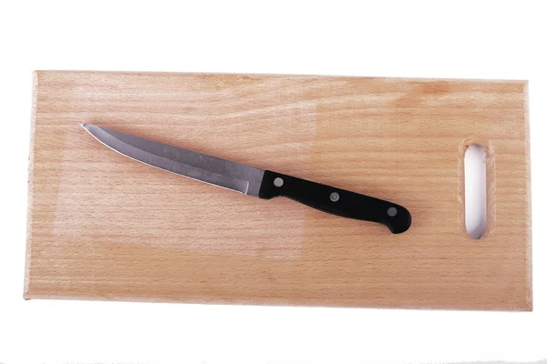 Un cuchillo de cocina sobre una tabla de cortar de madera, aislado sobre fondo blanco —  Fotos de Stock