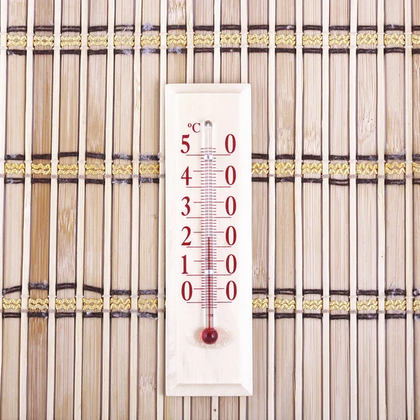 Fából készült hőmérő Celsius skála a fából készült háttér — Stock Fotó
