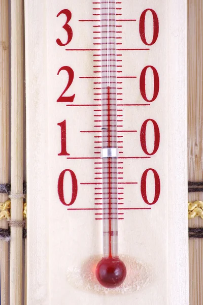 木头与摄氏温度计规模上木制的背景 — 图库照片