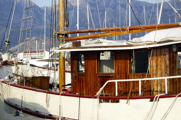 Antiguo barco de madera en el mar en Bar, Montenegro —  Fotos de Stock