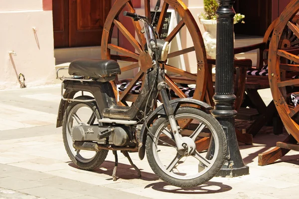 Velho ciclomotor na antiga rua em Shkodra, na Albânia — Fotografia de Stock