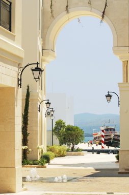 Arch ve Çeşme Porto Karadağ, Tivat, deniz görünümü