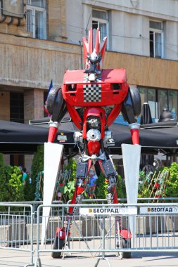 Sırbistan, Belgrad, 8 Ağustos 2015: Yetenekli bir genç sanatçı Danilo Baletic birkaç dev ölçekli hurda metal heykeller Transformers robotlar esinlenerek yaptı