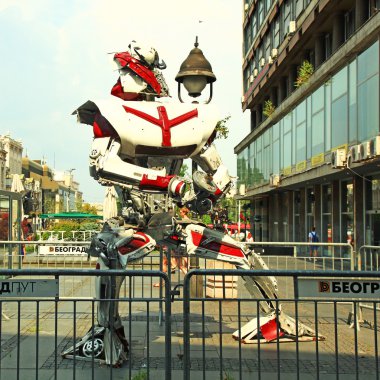 Sırbistan, Belgrad, 8 Ağustos 2015: Yetenekli bir genç sanatçı Danilo Baletic birkaç dev ölçekli hurda metal heykeller Transformers robotlar esinlenerek yaptı