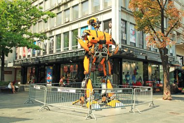 Sırbistan, Belgrad, 8 Ağustos 2015: Yetenekli bir genç sanatçı Danilo Baletic birkaç dev ölçekli hurda metal heykeller Transformers robotlar esinlenerek yaptı