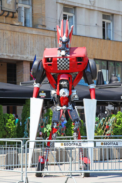 Сербия, Белград, 8 августа 2015 года: талантливый молодой художник Данило Балтик создал несколько гигантских металлических скульптур, вдохновленных роботами Трансформеров
