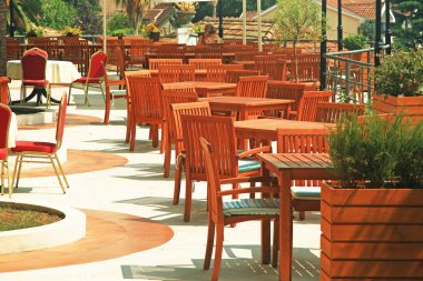 Restoranda bir yaz alanında ahşap sandalye