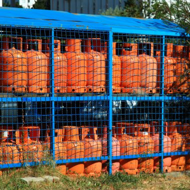 Satırları birden çok kırmızı gaz kapları sokakta benzin istasyonunda