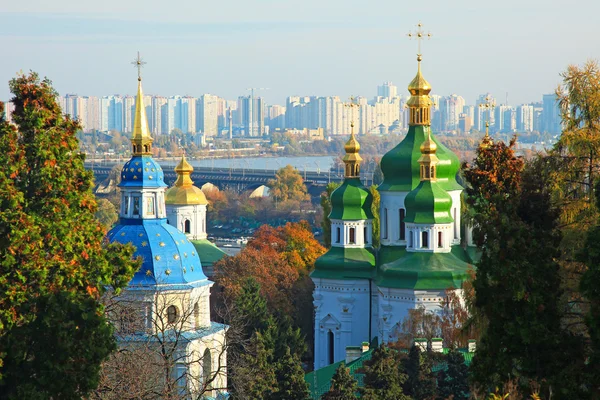 Panorama der herbstlichen stadt kijew. Ukrainisch. Kloster Wydubitsky — Stockfoto