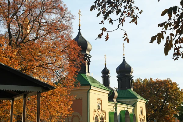 Свято-Троицкий монастырь Иона осенью в Киеве, где молятся монахи и горожане — стоковое фото