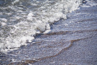 Berrak masmavi deniz su landskape ve kayalar kıyısına yakın