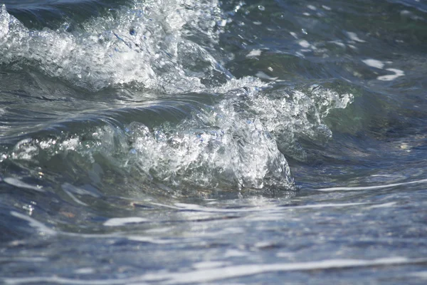 Heldere azuurblauwe zee water landskape en rotsen in de buurt van de kust — Stockfoto