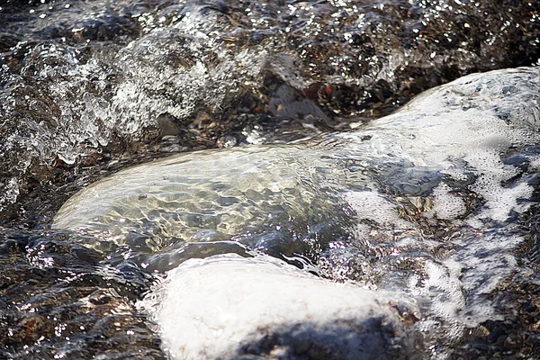 Heldere azuurblauwe zee water landskape en rotsen in de buurt van de kust — Stockfoto