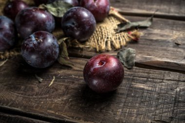 Ahşap arka planda sonbahar erikleri, kırsal yaşam