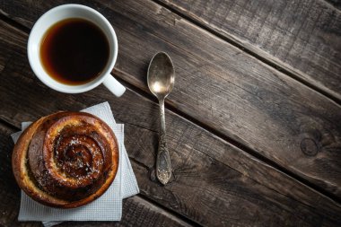 Sabah taze taze ev yapımı çörekler ve kahveyle