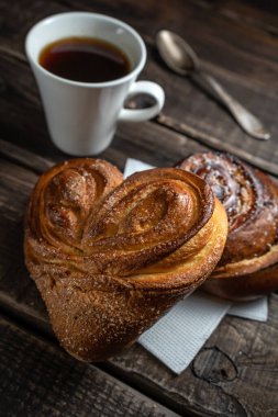 Sabah taze taze ev yapımı çörekler ve kahveyle