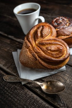 Sabah taze taze ev yapımı çörekler ve kahveyle