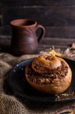 Sabah taze taze ev yapımı çörekler.
