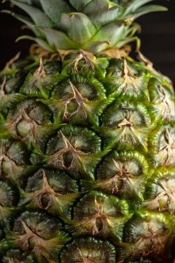 Ahşap arka planda pineaple ile kırsal yaşam