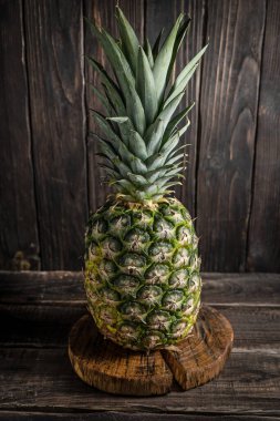 Ahşap arka planda pineaple ile kırsal yaşam