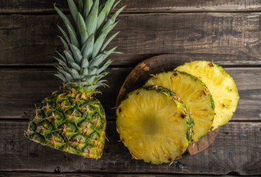 Ahşap arka planda pineaple ile kırsal yaşam