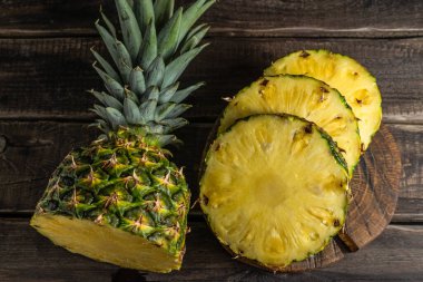 Ahşap arka planda pineaple ile kırsal yaşam