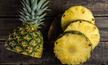 Ahşap arka planda pineaple ile kırsal yaşam