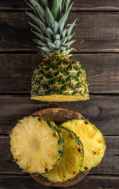 Ahşap arka planda pineaple ile kırsal yaşam