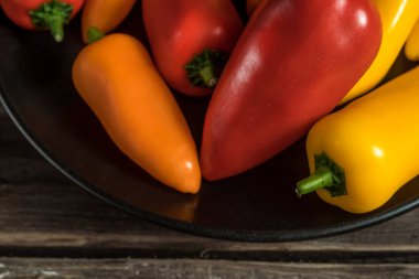 Kırsal yaşam, ahşap arka planda renkli biberler.