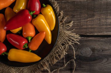 Kırsal yaşam, ahşap arka planda renkli biberler.