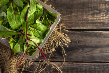 Ahşap arka planda mangold salatası olan kırsal yaşam