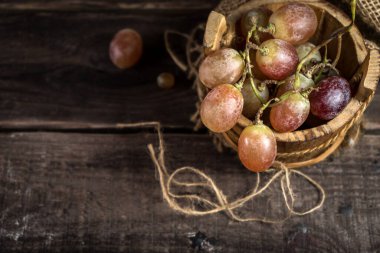 Ahşap masada üzümlü kırsal yaşam