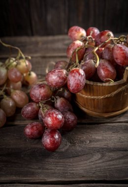 Ahşap masada üzümlü kırsal yaşam