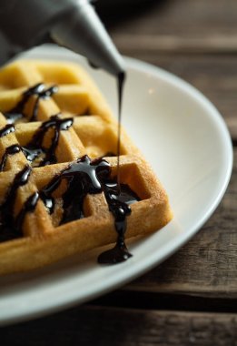 Ev yapımı Belçika waffle 'ları. Sos ve şeker dolgulu.