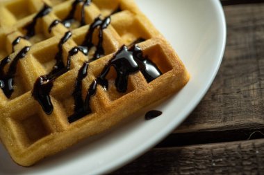 Ev yapımı Belçika waffle 'ları. Sos ve şeker dolgulu.