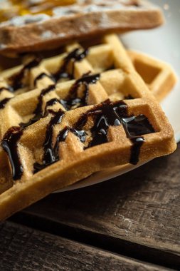 Ev yapımı Belçika waffle 'ları. Sos ve şeker dolgulu.