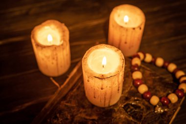 Ahşap arkaplanda ayin mumları