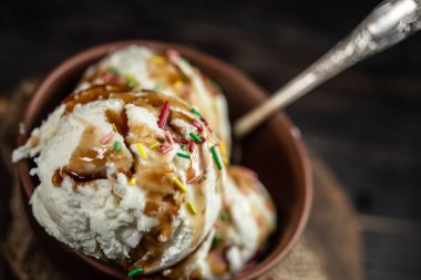 Ahşap arka planda çeşitli dondurmalar.