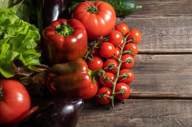 Ahşap arka planda çok sayıda taze organik sebze.